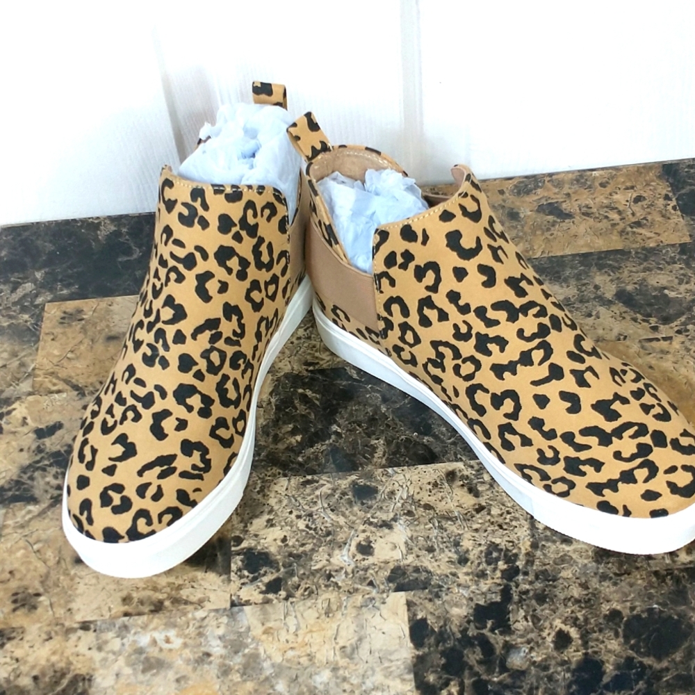 Soda NWOT leopard ankle booties perfect condition, size 8, tan & black.